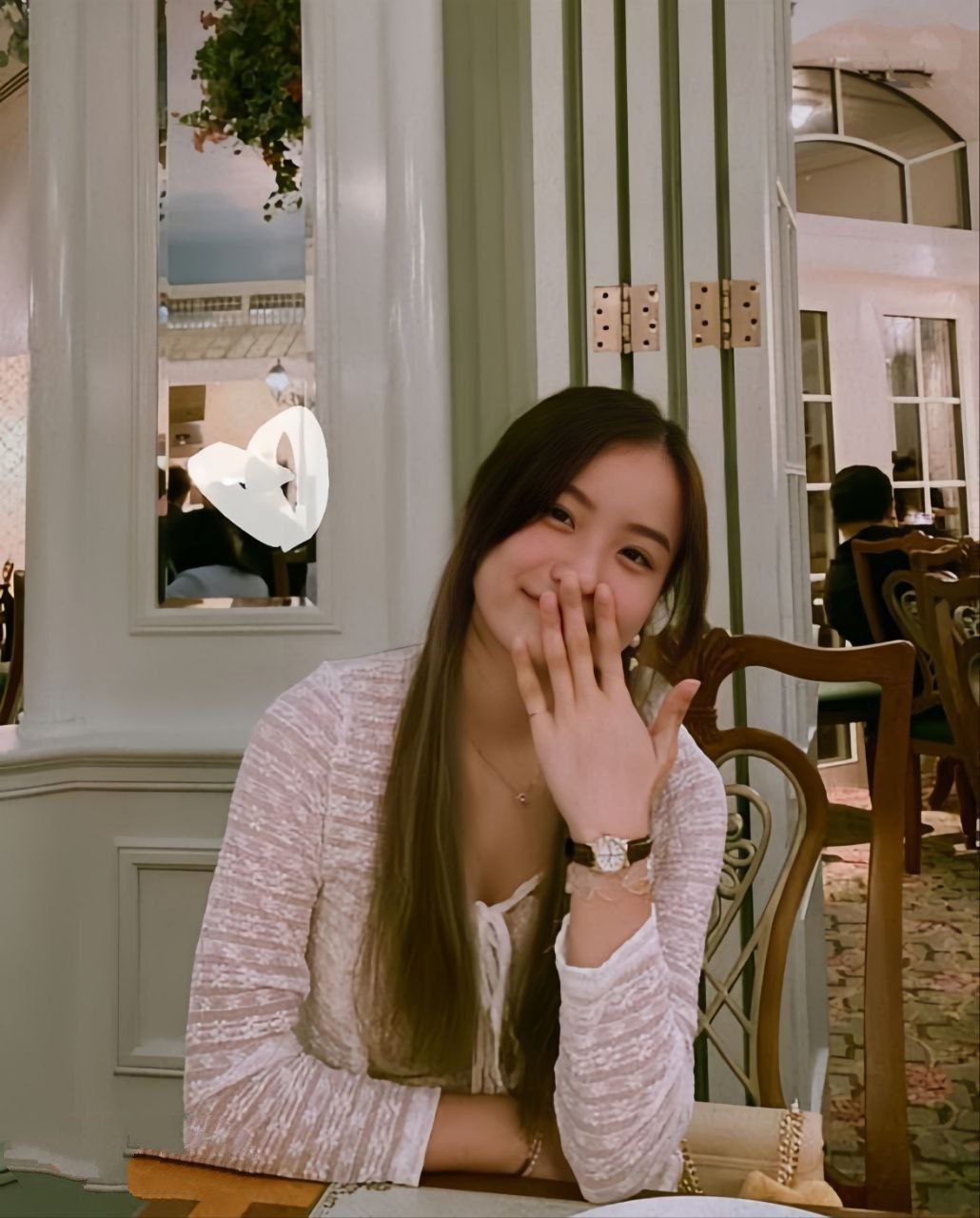 反差婊美人扣逼~